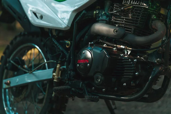 Enduro motosiklet motoru yakın plan, IRBIS TTR, konsept, aktif yaşam tarzı, dayanıklılık, off-road, güneş ışınları, arka plan