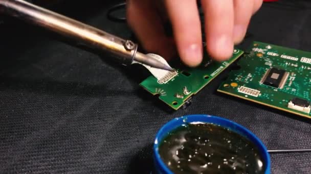 Young Engineer Soldering Board Close — Stock Video