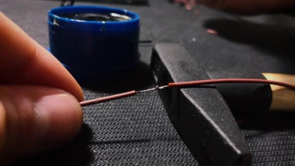 Joven Ingeniero Soldando Cable Cerca — Vídeos de Stock