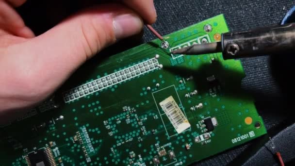 Young Engineer Soldering Wire Board Close — Stock Video