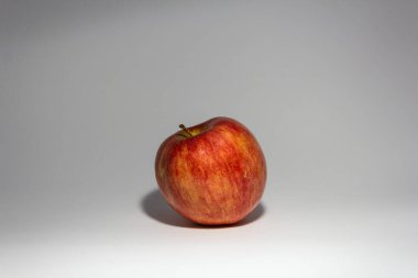 Beyaz arka planda elma, taze elma.