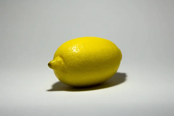 Свіжий лимон на білому тлі, свіжі фрукти — стокове фото