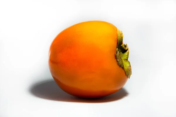 Fruta caqui aislada sobre fondo blanco, fruta fresca —  Fotos de Stock