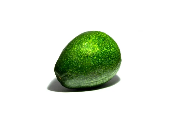 Frische Avocado isoliert auf weißem Hintergrund — Stockfoto