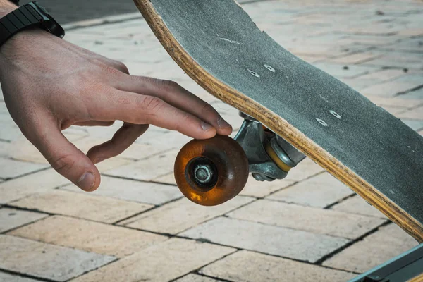 Primer plano de mano tocando rueda de skate — Foto de Stock