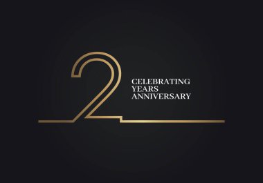 2 Yıl Yıldönümü logosu. Altın renkli font numaralarıyla birleşmiş. Şirket kutlamaları için siyah arka planda izole edilmiş.