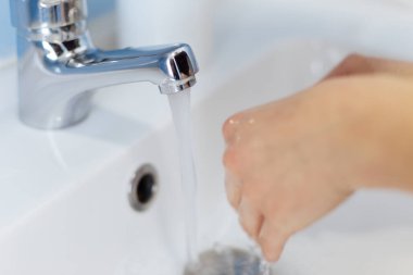 Bir kızın ellerinde sabun. El yıkama.