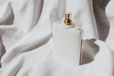 Şişe Kadın Parfümü Beyaz İpek Arkaplan Üst Görünümü