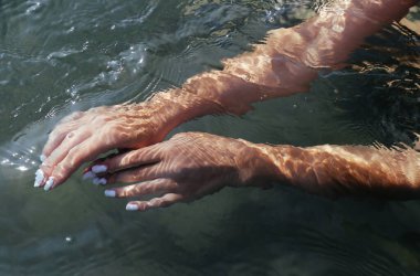 Suda kadın elleri var. Açık ve narin renkler