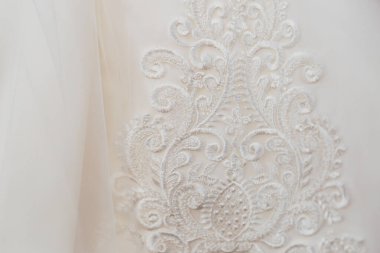 Bir gelinlik. Doku, bej.