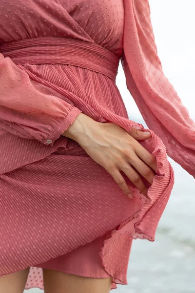 Denizin Arka Planında Bir Kızın Elleri — Stok fotoğraf
