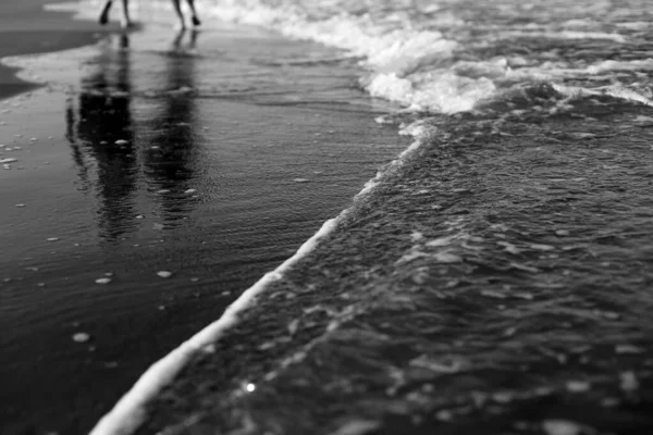 Onda Suave Com Mar Areia Oceano Para Fundo Verão Pernas — Fotografia de Stock