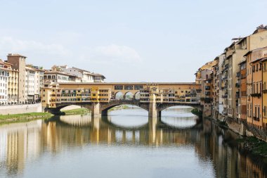 Ponte Vecchio, İtalya, Floransa 'daki Arno nehri üzerinde.