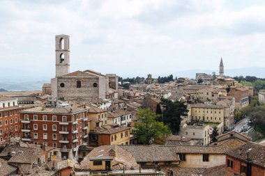 Gün ışığında Perugia silueti. İtalya