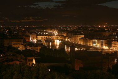 Ponte Vecchio, İtalya, Floransa 'daki Arno nehri üzerinde.