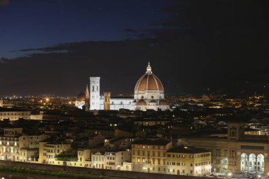 Floransa, Toskana, İtalya 'nın panoramik şehir manzarası. Santa Maria del Fiore Katedrali (Duomo) alacakaranlıkta, Floransa, İtalya