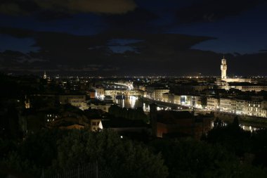 Ponte Vecchio, İtalya, Floransa 'daki Arno nehri üzerinde.