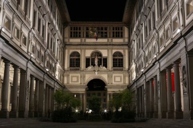 Floransa, İtalya 'daki Uffizi Galerisi. Pencere ve heykel ayrıntıları.