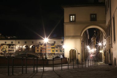 Ponte Vecchio, İtalya, Floransa 'daki Arno nehri üzerinde.