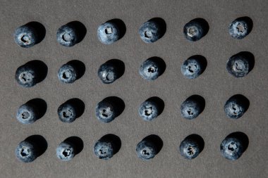 Sağlıklı yeme ve beslenme kavramında yabanmersini antioksidan organik gıda. Gri arkaplanda yabanmersini