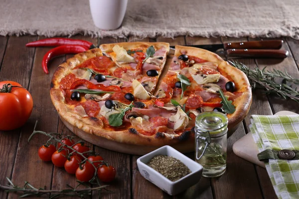 Świeża Pizza Pomidorami Serem Grzybami Drewnianym Stole Bliska — Zdjęcie stockowe