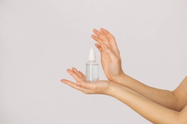 Beyaz arka planda antibakteriyel jel bulunan şişe.