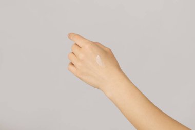 Görünür dokusu olan nemlendirici krem. Boşluğu kopyala, kapat, beyaz arkaplan