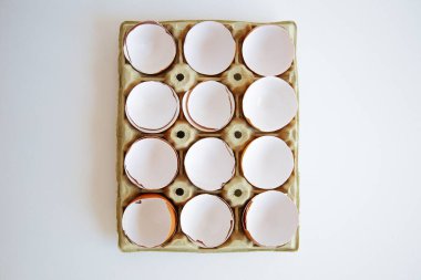 Karton tepside yumurtalar. Kutuda yumurta kabuğu. Yumurta kutusunda kırılmış yumurta kabuğu. 