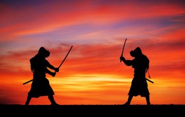 Samurais düelloda silüeti. İki samurais ve Günbatımı ile resim