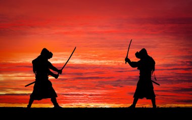 Samurais düelloda silüeti. İki samurais ile resim 
