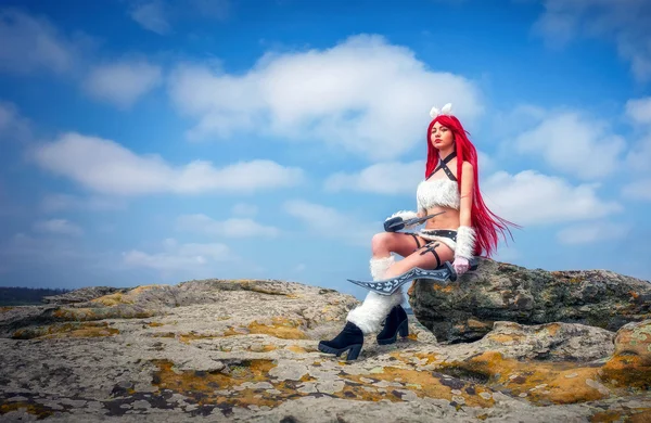 Prachtige vrouwelijke personage met twee zwaarden, zittend op een steen — Stockfoto