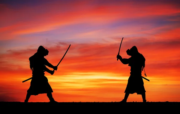 Silhueta de samurais em duelo. Imagem com dois samurais e pôr do sol — Fotografia de Stock
