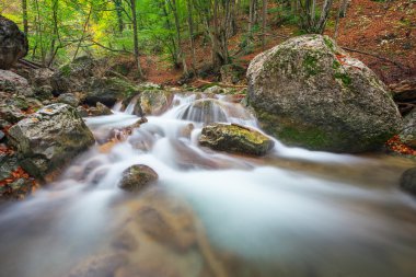 Nehir dağ, taş, güzel sonbahar yatay 