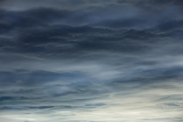 Fondo abstracto del cielo dramático con nubes oscuras —  Fotos de Stock