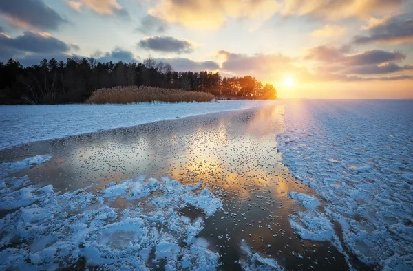 Wunderschöne Winterlandschaft mit Sonnenuntergang und zugefrorenem See — Stockfoto