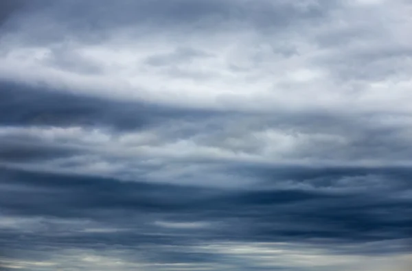 어두운 구름과 극적인 하늘 추상적인 배경 — 스톡 사진