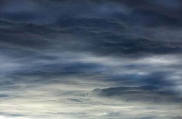 Cielo drammatico sfondo astratto con nuvole scure — Foto Stock