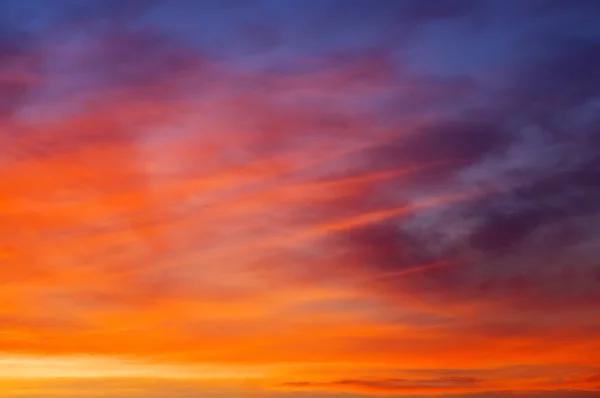 Hermoso cielo naranja ardiente puesta de sol . — Foto de Stock