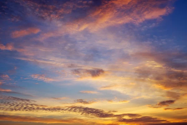 Bel cielo colorato profondo con nuvole al tramonto . — Foto Stock