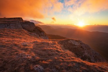 Gün batımı sırasında sonbahar zamanında güzel dağ manzarası