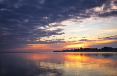 Günbatımı ateşli gökyüzü ve deniz ile güzel manzara. 