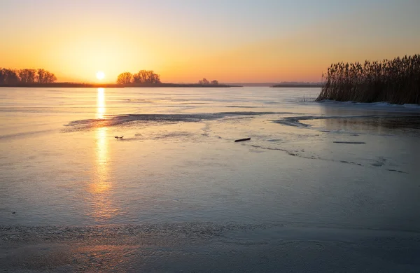 Hermoso paisaje de invierno con lago congelado y cielo al atardecer . —  Fotos de Stock