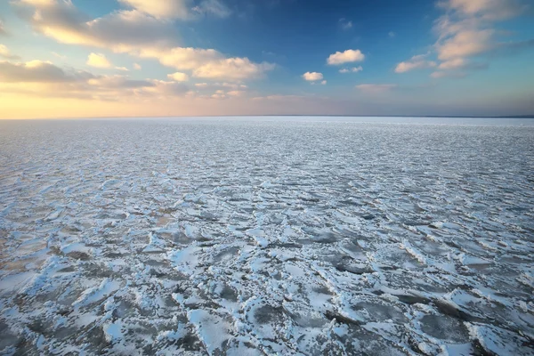 Vinterlandskap med frusen sjö och solnedgång himmel. — Stockfoto