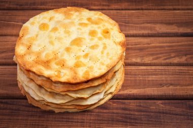 Ahşap arka plan üzerinde bir pasta Napoleon için pişmiş korzh katmanları.