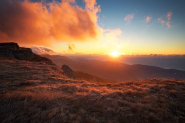 Gün batımı sırasında sonbahar zamanında güzel dağ manzarası