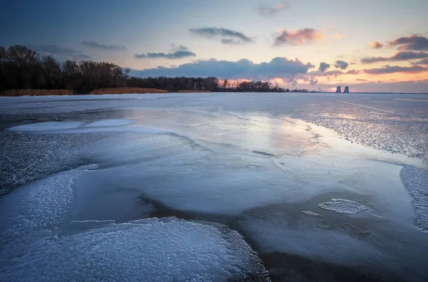 Hermoso paisaje de invierno con cielo al atardecer, embalse congelado —  Fotos de Stock