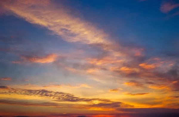 Schöne feurig bunte Sonnenuntergang Himmel. — Stockfoto