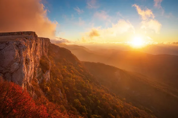 Hermoso paisaje de montaña con cielo al atardecer en otoño — Foto de Stock