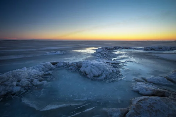 Vinterlandskap med sjön och solnedgången brinnande himmel. — Stockfoto
