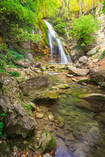 Hermoso paisaje de montaña con cascada Djur-Djur en Crimea —  Fotos de Stock